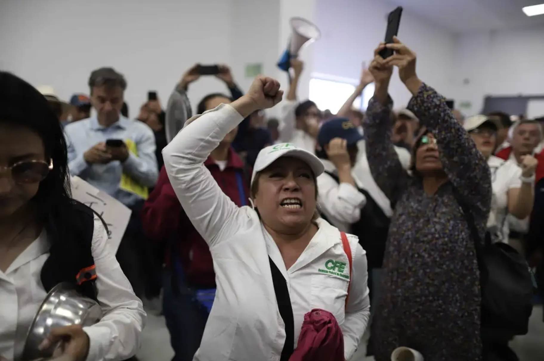 Jubilados de CFE, Pemex y Banobras intentaron irrumpir Cámara de Diputados por reforma a pensiones