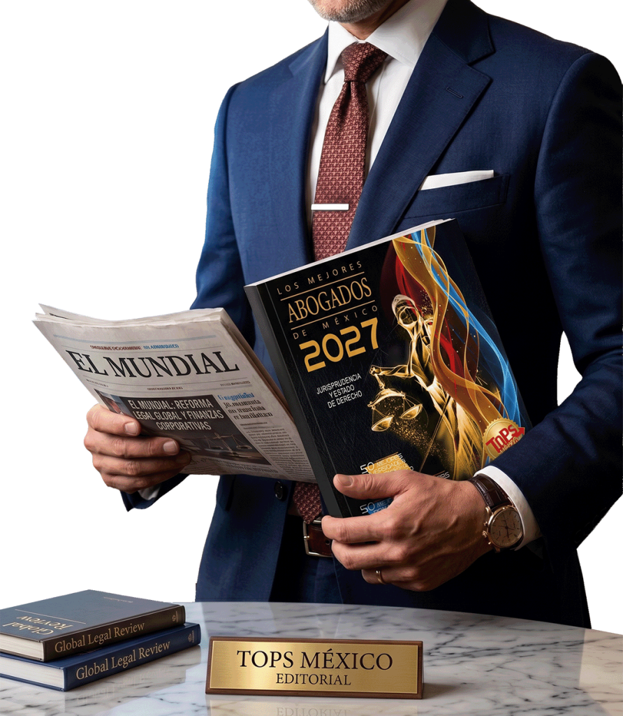 Abogado con traje sosteniendo el libro Los Mejores Abogados de México 2027 de Tops México Editorial.