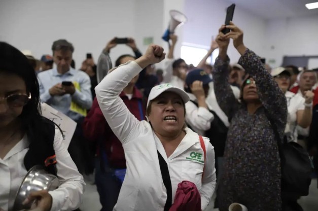 Jubilados de CFE, Pemex y Banobras intentaron irrumpir Cámara de Diputados por reforma a pensiones Jubilados de CFE, Pemex y Banobras intentaron irrumpir Cámara de Diputados por reforma a pensiones