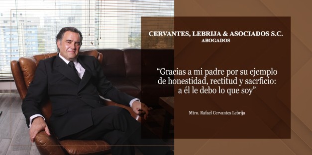 Imagen de abogado Rafael Cervantes Lebrja sentado en sillon
